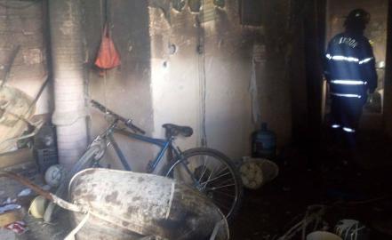 Prende fuego a vivienda, sólo daños