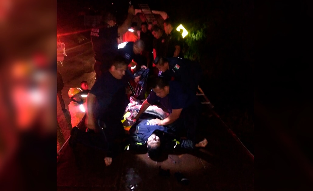 Rescatan a motociclista en Sierra Leona, fue arrastrado por la corriente