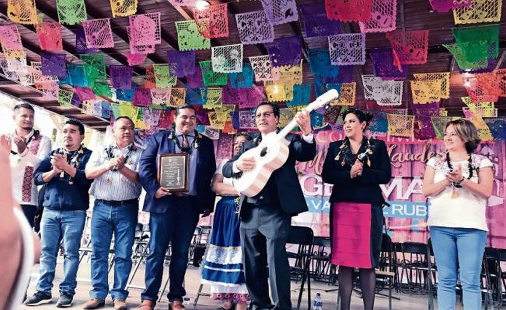 Creador de la guitarra de "Coco" busca construir la guitarra perfecta