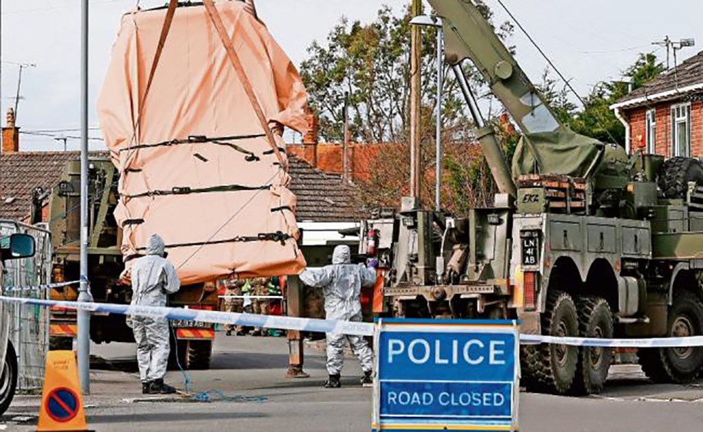 Personal remueve un vehículo ligado al envenenamiento de un ex espía, en Salisbury (ADRIAN DENNIS. AFP)