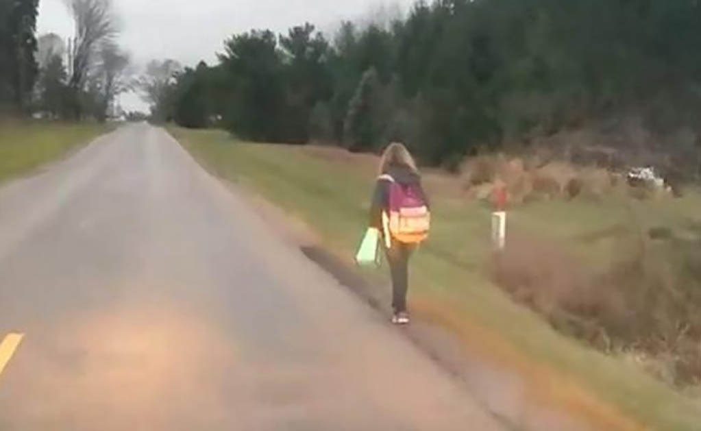 Por "bulleadora", papá obliga a su hija a caminar más de 1 kilómetro en EU