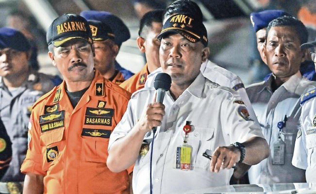 El director del Comité Nacional de Seguridad en el Transporte de Indonesia, Soerjanto Tjahjono, habló ayer del hallazgo de una caja negra del avión desplomado. (VERI SANOVRI. XINHUA)