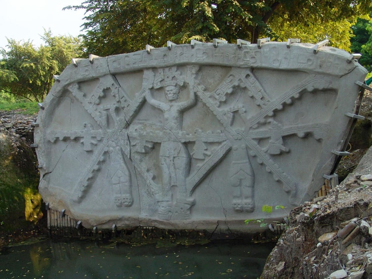 El monolito 32 fue descubierto por el arquólogo Guillermo Ahuja Ormaechea en la ciudad prehispánica de Tamtoc, SLP, en el año 2005. Foto: Secretaría de Turismo SLP