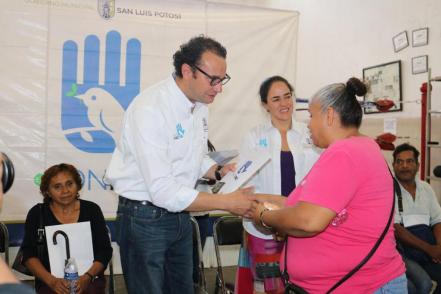 Entregan 160 apoyos sociales en barrio de Tlaxcala