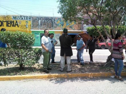 Comerciantes detienen arranque de obra en Himno Nacional