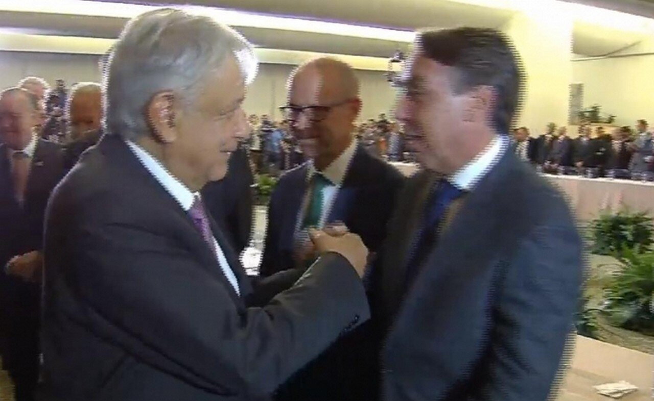 AMLO y Azcárraga bromean sobre América y Pumas. Foto: Especial