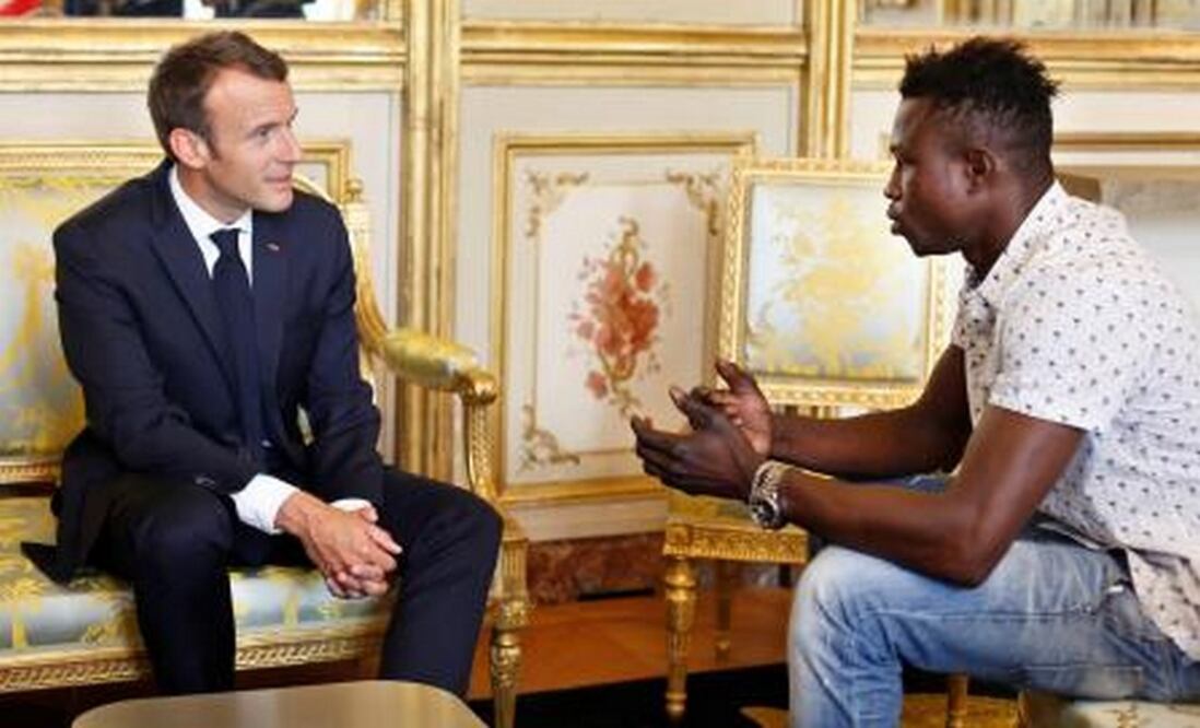 El presidente francés, Emmanuel Macron, anunció hoy la concesión de la nacionalidad francesa a Mamoudou Gassama. Foto: EFE