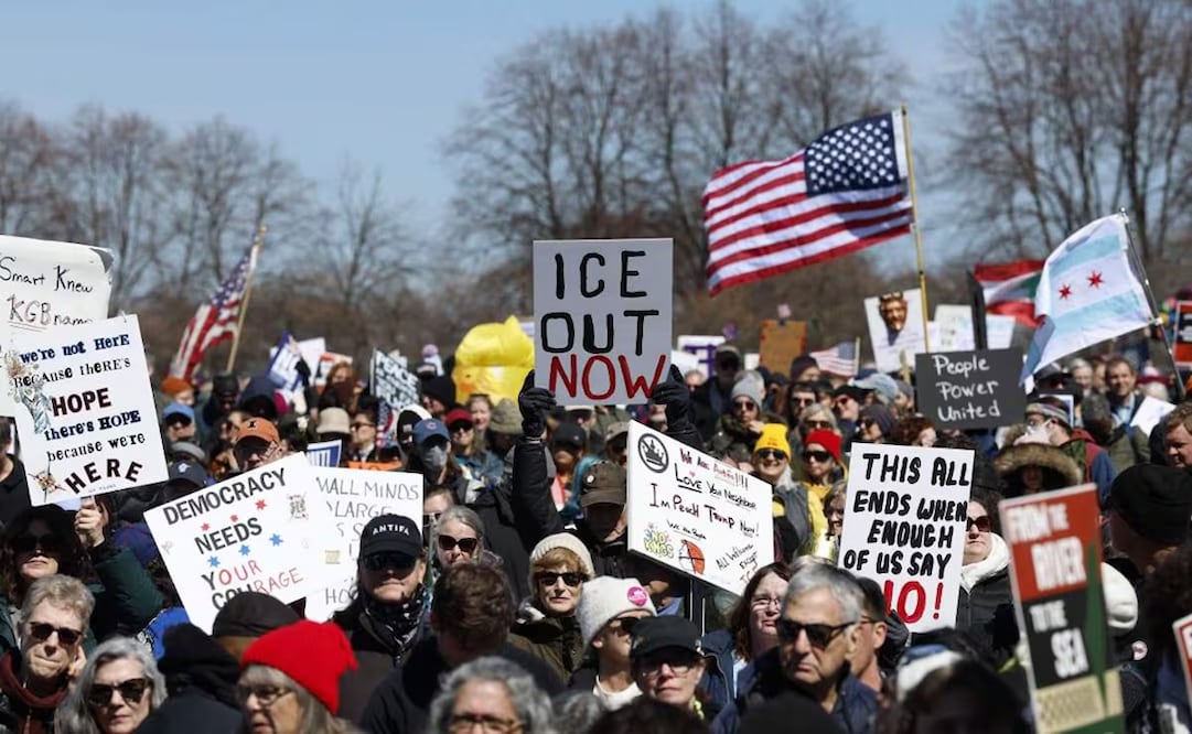 Una persona sostiene un cartel que dice "ICE fuera ya" durante una manifestación en Grant Park, en el marco de la jornada nacional de protesta "No Kings" en Chicago, el 28 de marzo de 2026. Foto: AFP