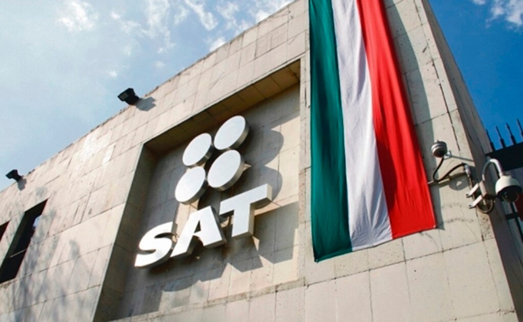 Detienen a 3 personas por pedir a contribuyente 4.5 mdp; dos eran servidores del SAT