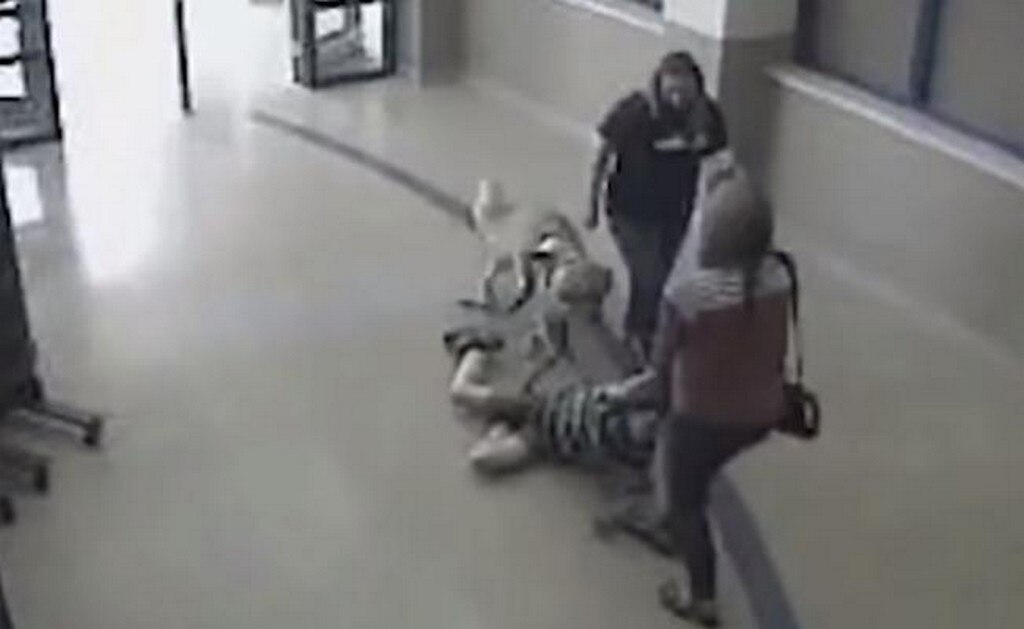  Captan en video a maestra que arrastra a niño autista en escuela de EU