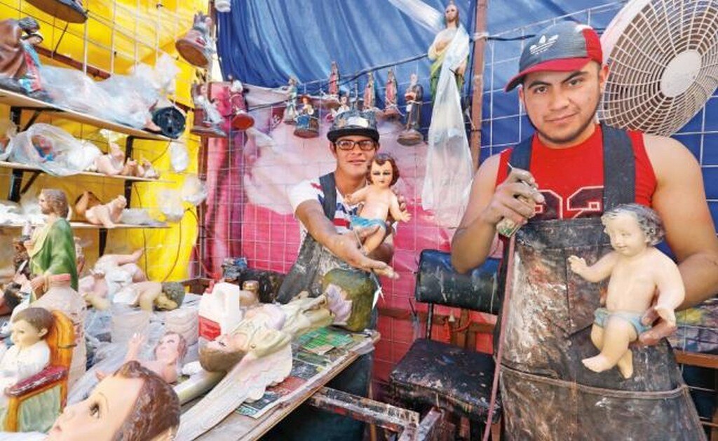 Saúl Gómez asegura que reparar Niños Dios en su taller es muy satisfactorio, porque con las figuras mantiene viva la fe de las personas y los recuerdos de los milagros que les ha cumplido (Fotos: BERENICE FREGOSO)