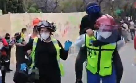 VIDEO. Tras romper cristal en Metro de CDMX, feministas resultan heridas al colapsar la estructura