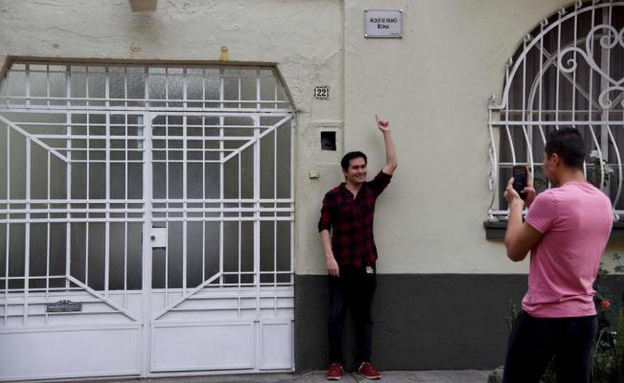 Una placa metálica colocada en noviembre que reza "Aquí se filmó Roma" no deja lugar a dudas. FOTO: AFP