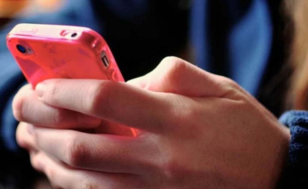 Alertan a estudiantes sobre el “phubbing”