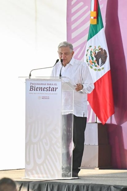 AMLO muestra respaldo a Gallardo en la Huasteca con programas sociales federales