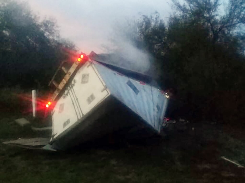 Reportan volcadura de camión en súper carretera a Rioverde 
