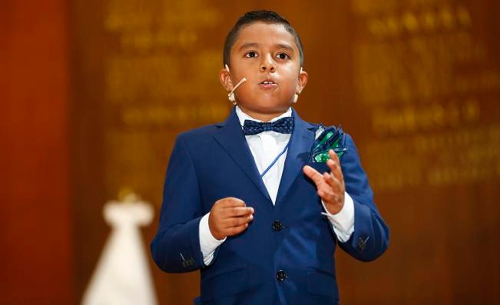 Niño orador domina miedo de hablar en público