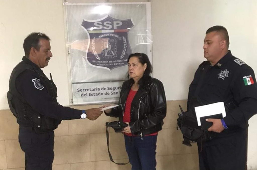 Suspenden a policía que tomó monedero de una tienda