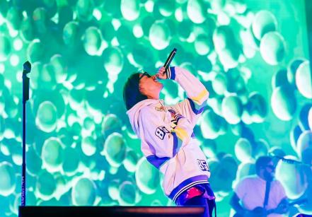 Danny Ocean hizo vibrar la Fenapo; bajó del escenario y cantó junto a sus fans