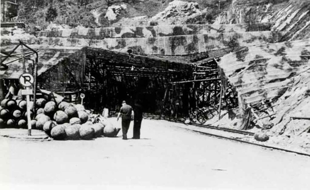 Entrada del túnel que da acceso al campo de concentración nazi de Dora realizada el 28 de abril de 1945. Foto: EFE/Coupole