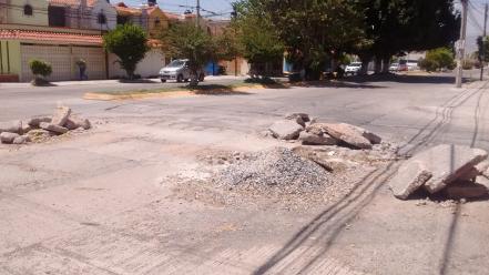 Vecinos de Valle Dorado exigen reparación de baches