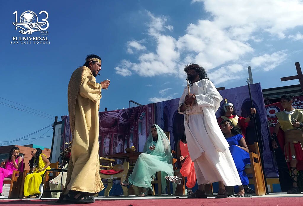 Feligreses acuden a presenciar la pasión de Cristo