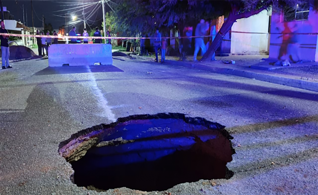 Hombre cae a socavón donde colapsó tubería de aguas negras en Sonora