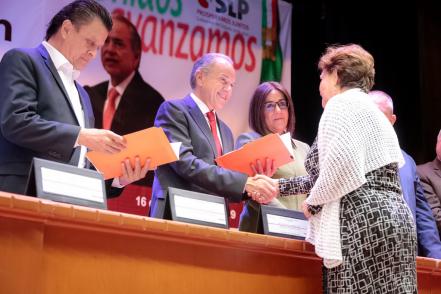 Entregan 450 basificaciones y regularizaciones a 332 docentes del SNTE