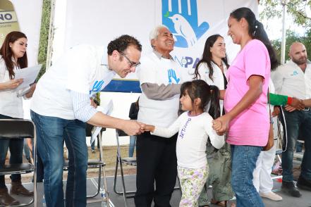 Nava Palacios entrega más de 230 apoyos sociales en El Saucito