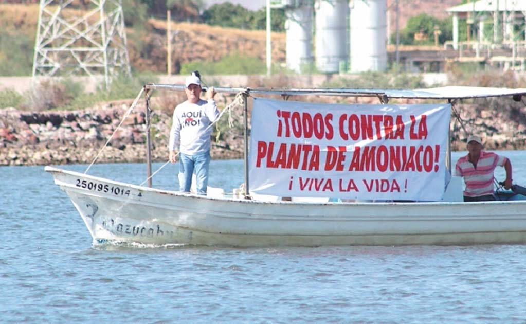 En noviembre de 2018, miembros de la comunidad de Topolobampo se manifestaron en lanchas afuera de la planta de amoniaco que es señalada como la más grande de América Latina. GERMÁN CASTRO/EL UNIVERSAL