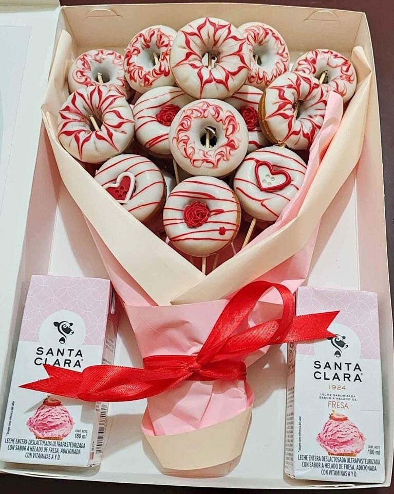 Ramo de donas para el Día del Amor. Foto: Karolina Rosete