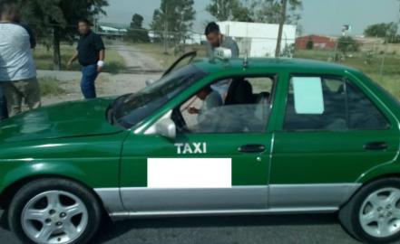 Roban tienda e intentan huir en taxi