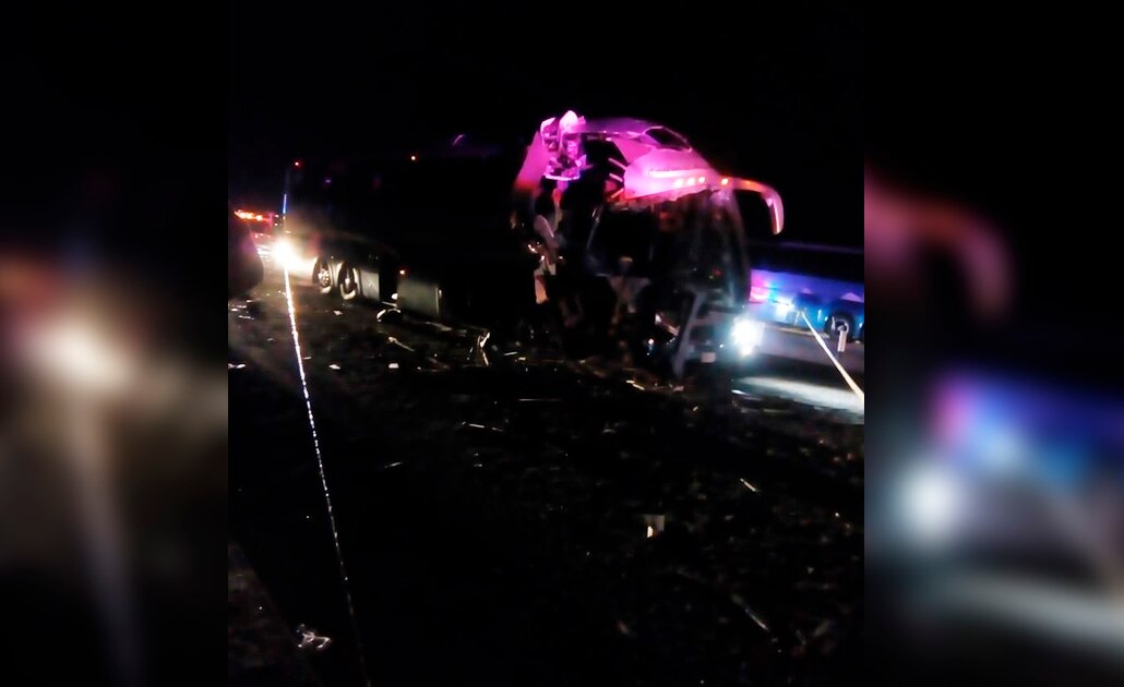 Chófer dormita y choca, un muerto y 11 lesionados 