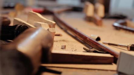 Restaurar y dar "nueva vida" a los instrumentos, el trabajo del laudero