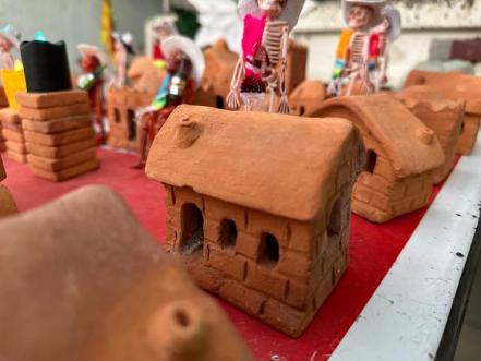 De albañil a artesano, Fausto da vida a castillos y villas con arcilla en San Luis Potosí