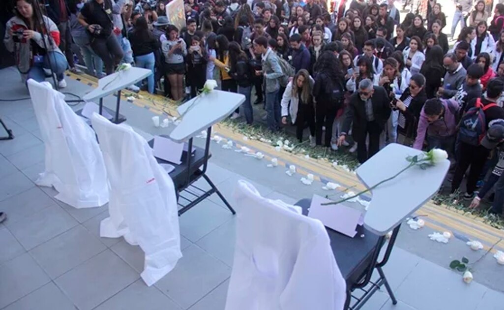 Con cientos de flores rinden homenaje a estudiantes asesinados en Puebla