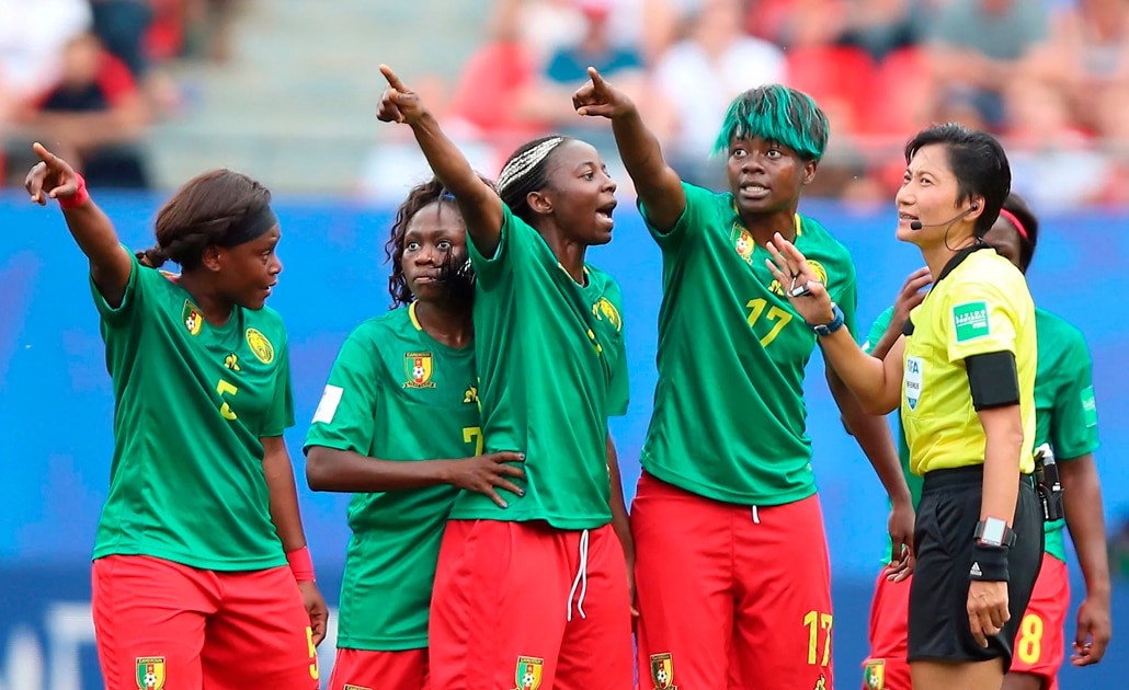 Inglaterra elimina a Camerún con polémico uso del VAR