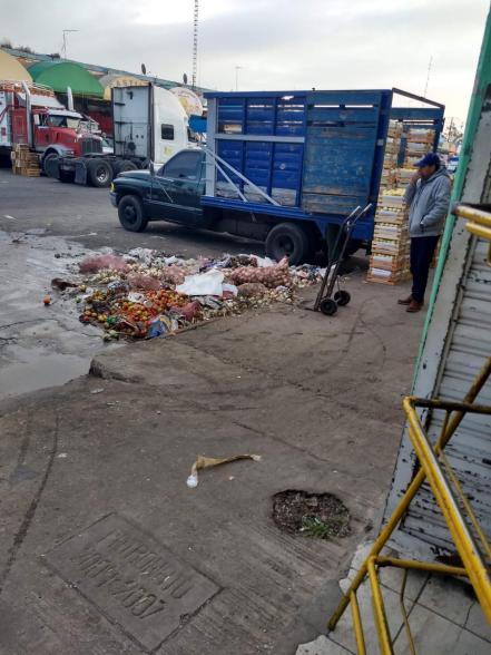 Tras mañana de lluvias, calles inundadas de basura
