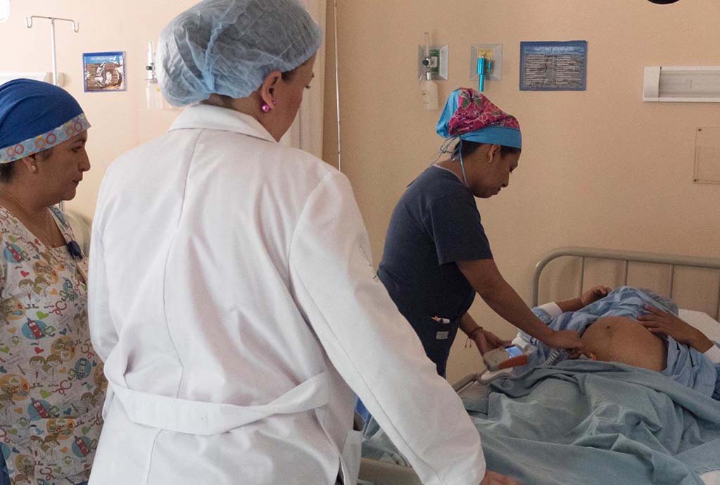 Parteras profesionales ayudan a reducir muertes maternas: Secretaría de Salud