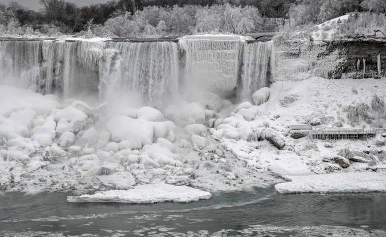 ¿Por qué las cataratas del Niágara no pueden congelarse por completo?