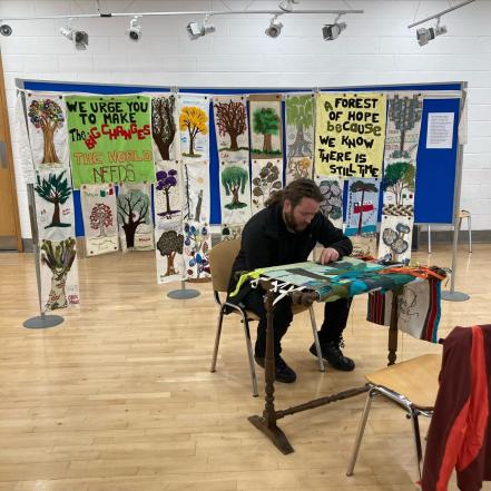 “Bosque de Esperanza”, la obra de artivismo contra el cambio climático a partir del reciclaje de telas