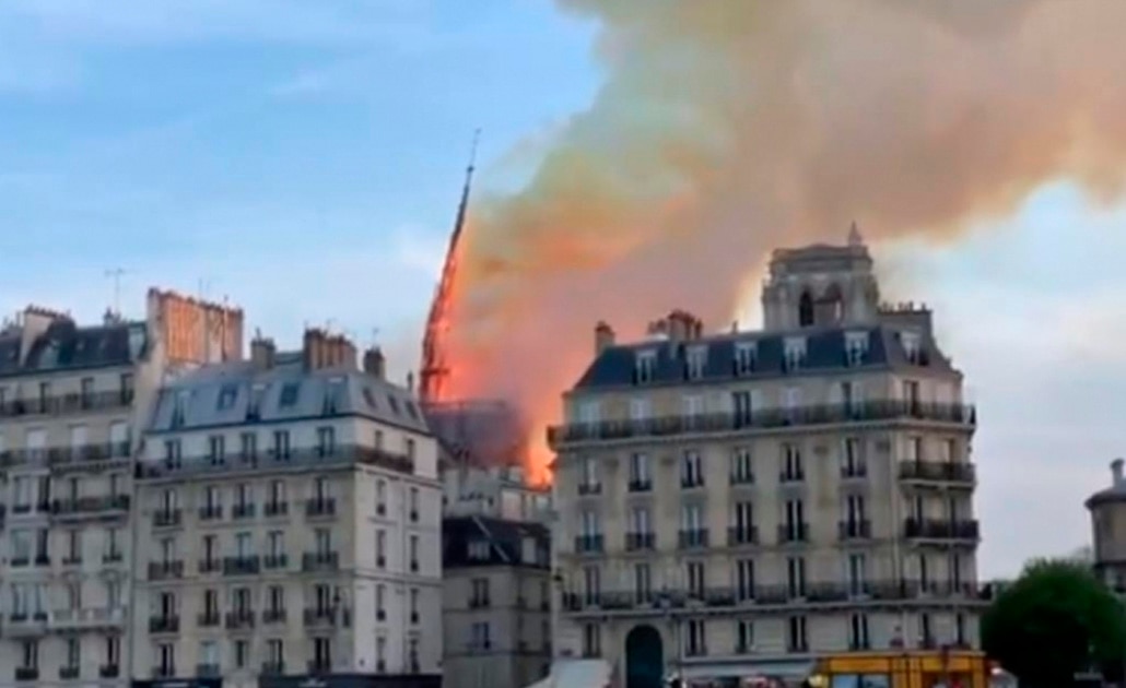 (VIDEO) Captan momento en que cae aguja de catedral de Notre Dame