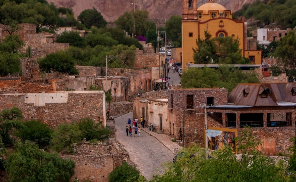 La fachada de las construcciones del pueblo Cerro de San Pedro está revestida de piedra, lo que le da un estilo antiguo muy interesante para los turistas. Foto: Facebook@SanLuisPotosíTurismo.