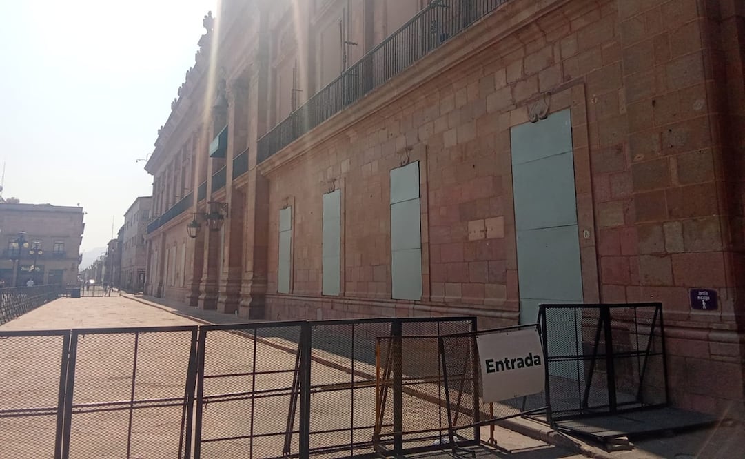 Las puertas y ventanas de Palacio de Gobierno en el centro histórico de San Luis Potosí amanecieron tapiadas como medida preventiva por la marcha del 8M. Foto: Especial.