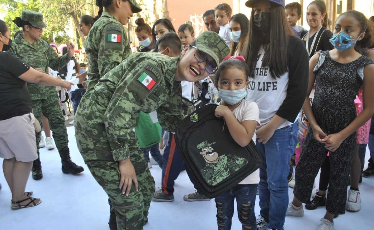 Elementos del Ejército tuvieron un acercamiento con la infancia potosina en el Centro Histórico con motivo del Día del Niño. Foto: Especial