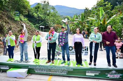 Entrega Ricardo Gallardo carretera que conecta a la cabecera municipal de Tamazunchale