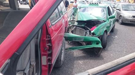 Taxi se impactó con camioneta