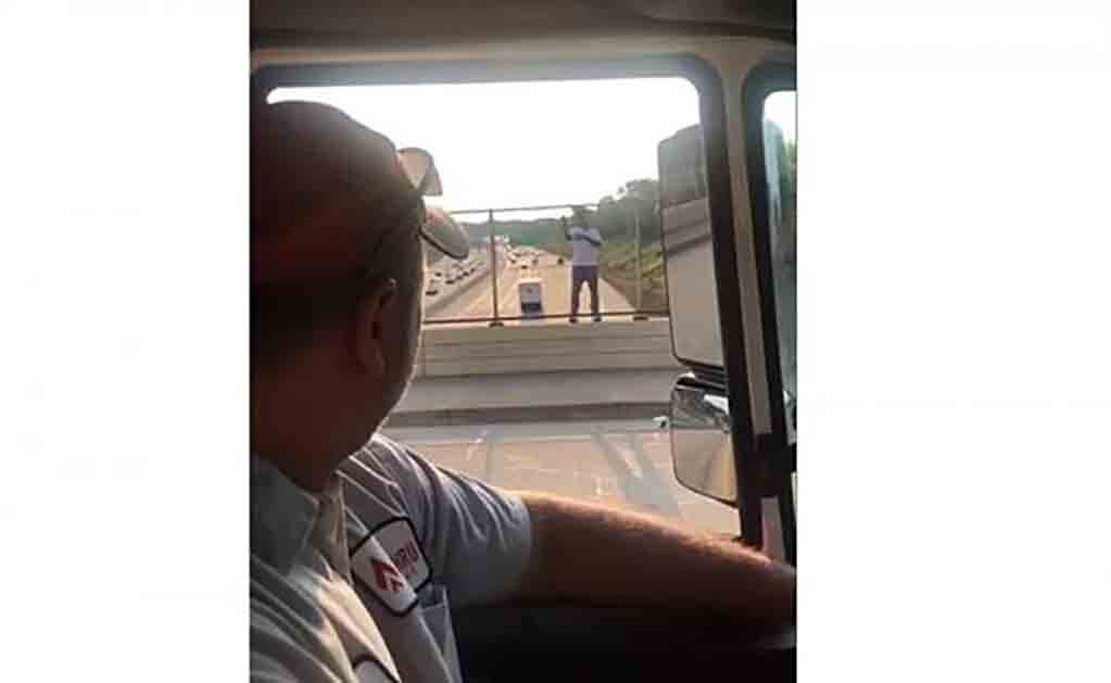 Convencen a hombre de no suicidarse al ofrecerle una cerveza