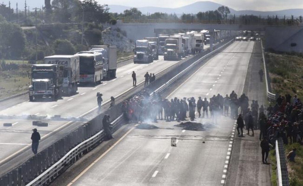  Habitantes de Palmarito bloquean la México-Veracruz por operativo contra huachicol