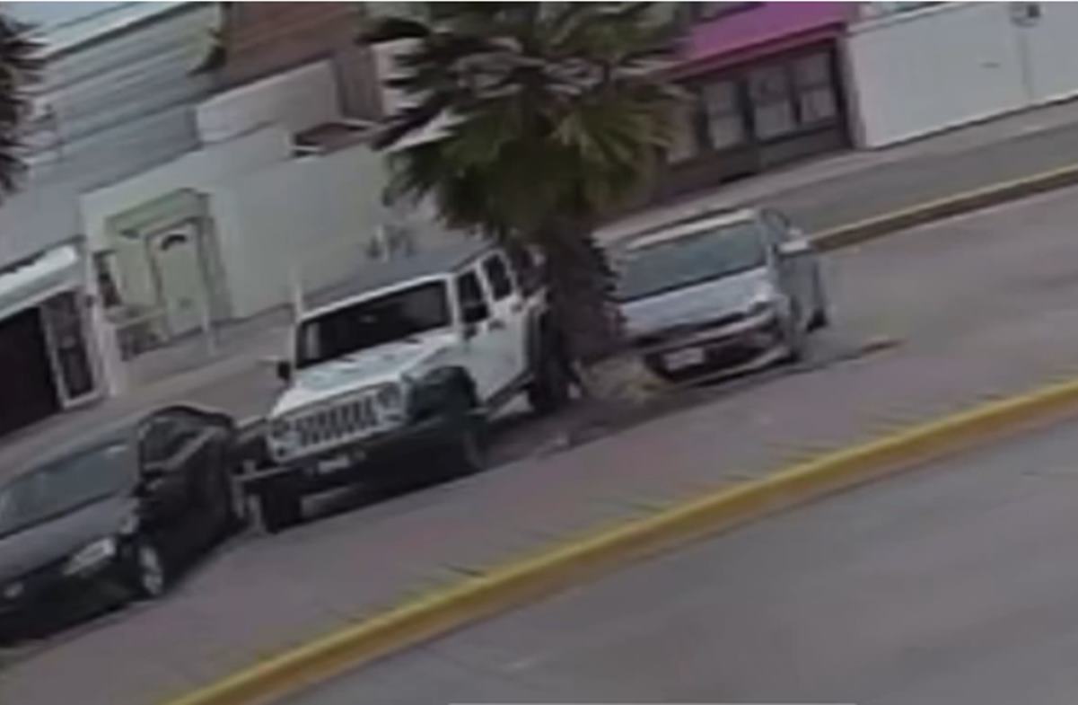 VIDEO. ¡Hasta el lomito se llevaron! Captan violento robo de camioneta en la capital de SLP